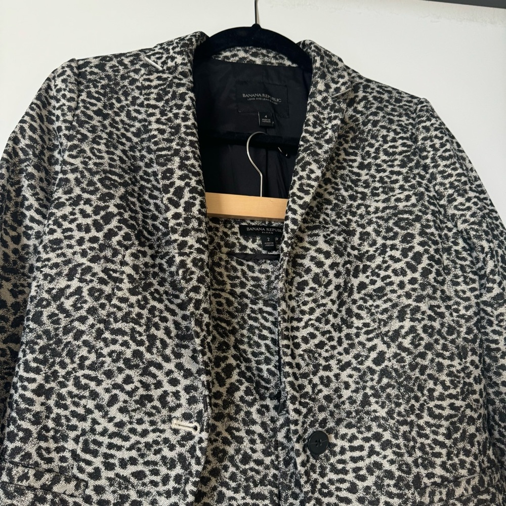 Banana Republic Metallic
Leopard Long Blazer size 4 and matching pants size 2 - Picture 8 of 12
